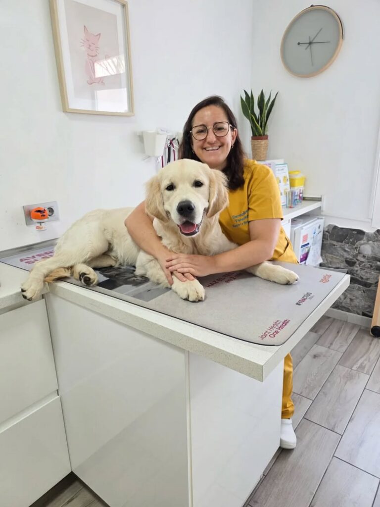 Veterinaria junto a un perro durante la consulta