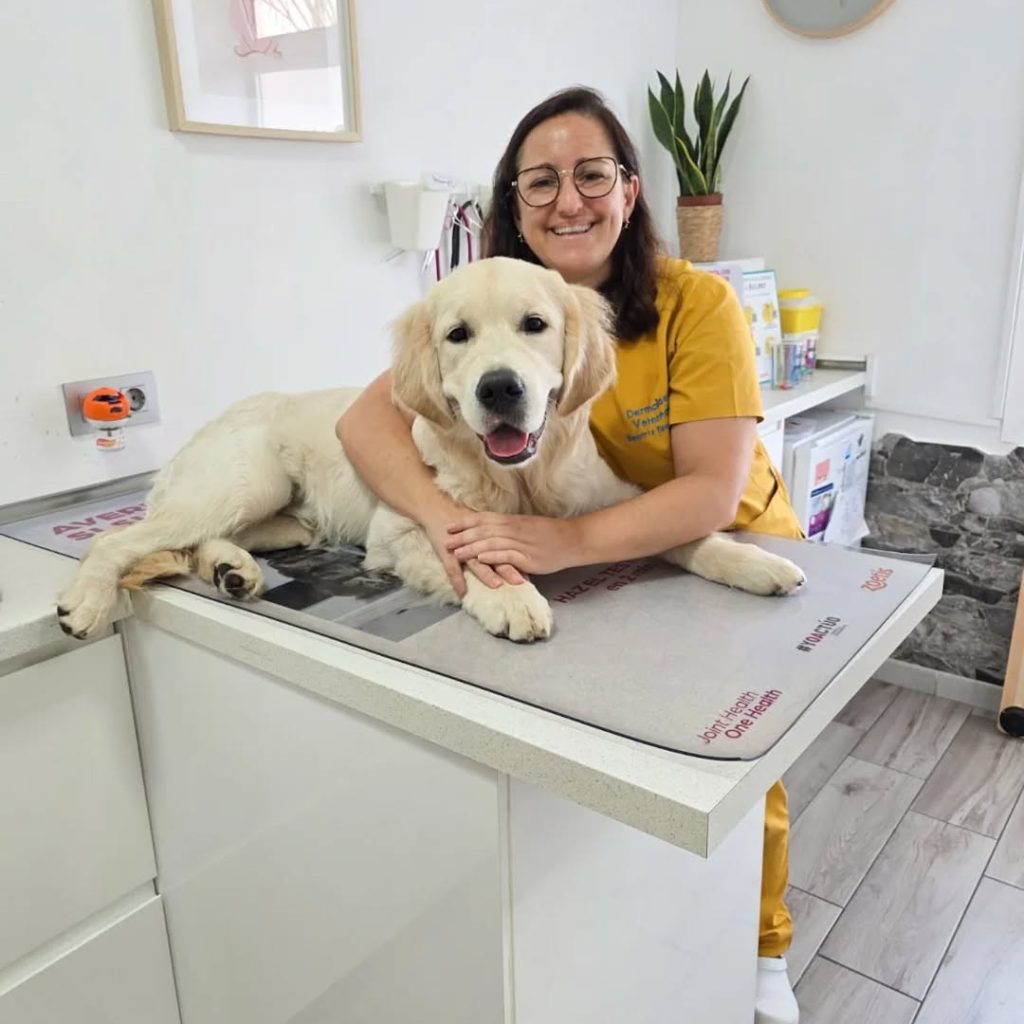 Veterinaria junto a un perro durante la consulta